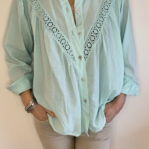 Chemise ajourée vert menthe femme, sa couleur et son style apportera du pep's dans votre garde robe. Taille unique, disponible chez Malou&Co vêtements pour femme à La Rochelle.