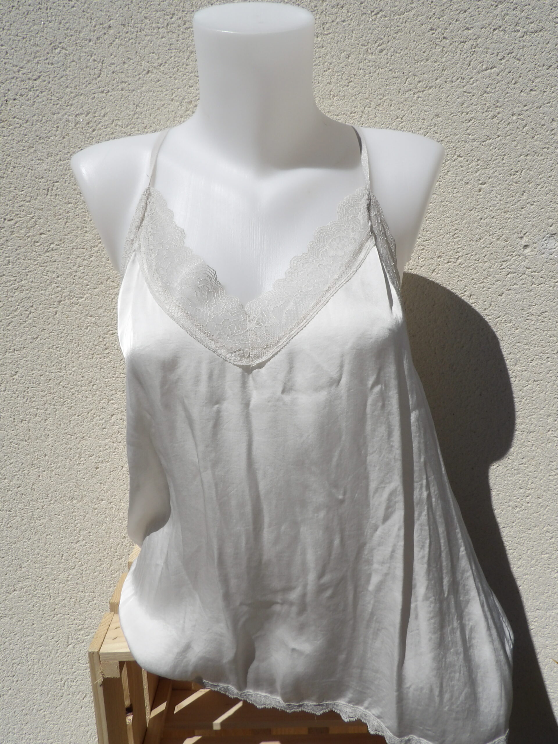 Top dentelle femme dos nageur Gina. Il mettra en valeur la beauté de vos courbes féminines. Disponible chez Malou&Co, vêtements pour femmes à La Rochelle.