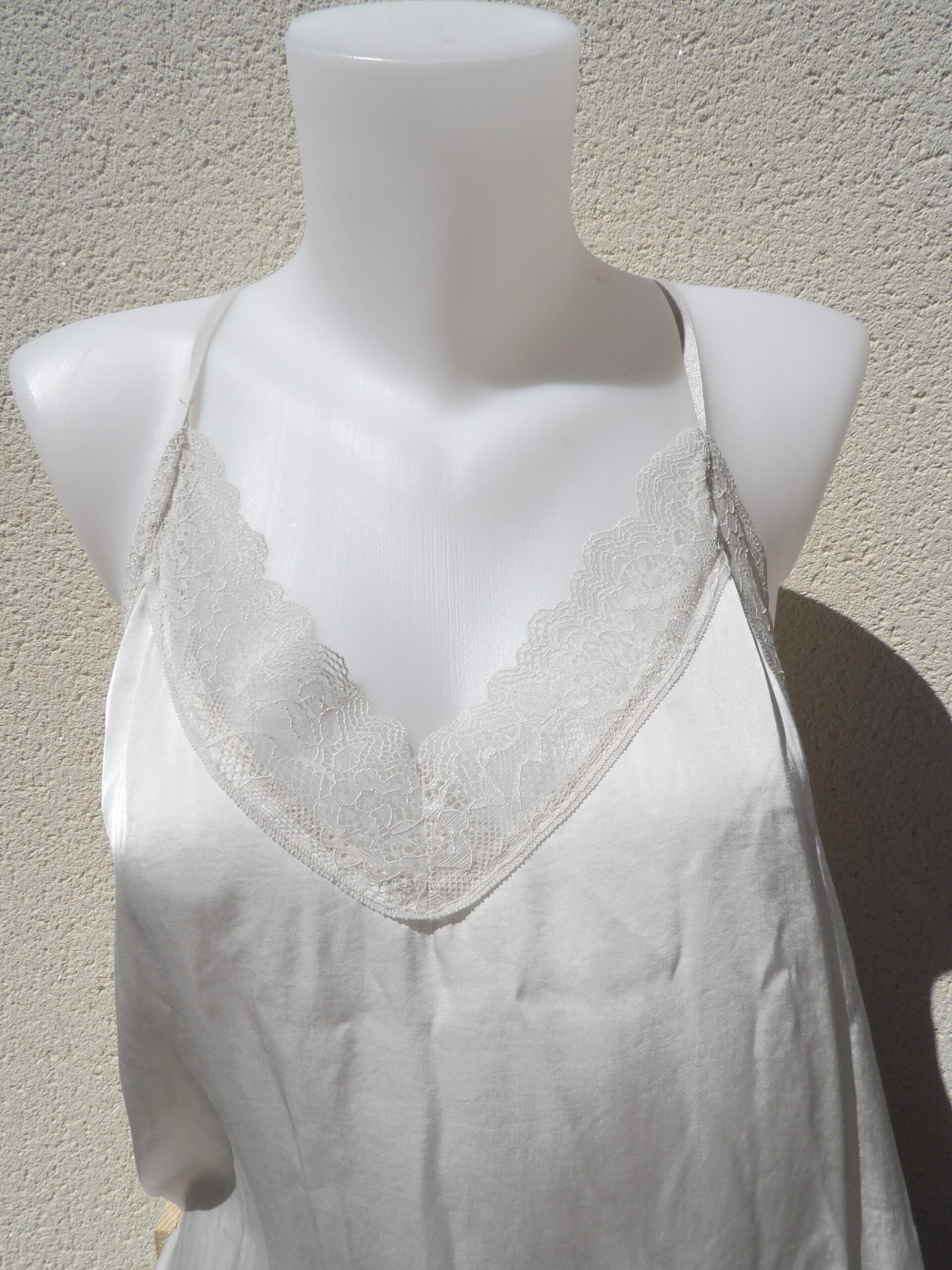 Top dentelle femme dos nageur Gina. Il mettra en valeur la beauté de vos courbes féminines. Disponible chez Malou&Co, vêtements pour femmes à La Rochelle.