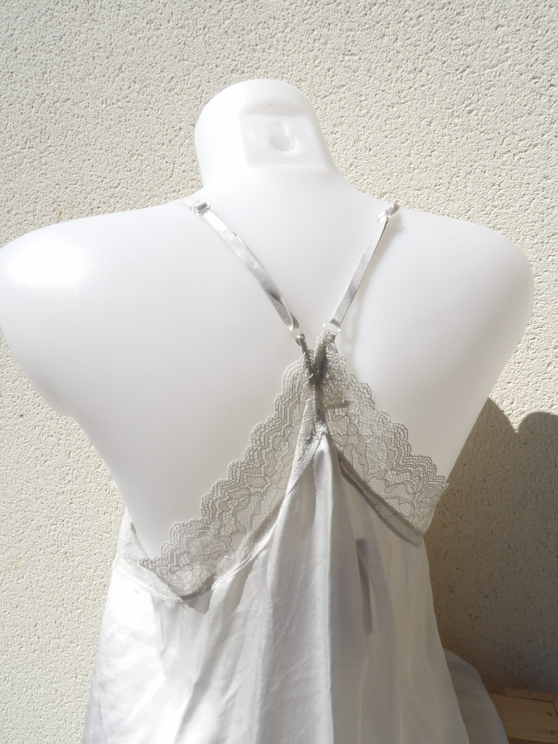 Top dentelle femme dos nageur Gina. Il mettra en valeur la beauté de vos courbes féminines. Disponible chez Malou&Co, vêtements pour femmes à La Rochelle.