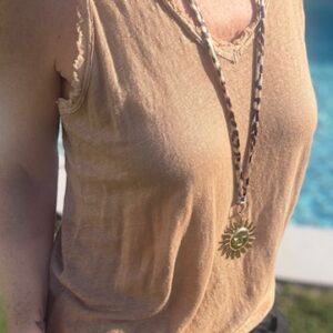 Débardeur femme avec finitions franges, à porter avec un pantalon fluide pour un look chic bohème. Disponible chez Malou&Co, vêtements pour femme en ligne.