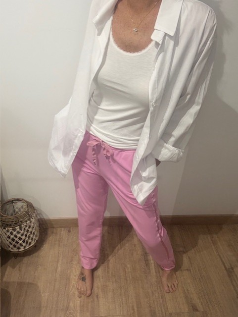 Pantalon décontracté femme bande satin, disponible chez Malou&Co, vêtements pour femme en ligne.