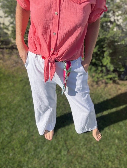 Pantalon femme avec joli foulard. idéal pour la saison. Disponible chez Malou&Co, vêtements pour femme à La Rochelle.