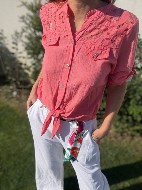 Pantalon femme avec joli foulard. idéal pour la saison. Disponible chez Malou&Co, vêtements pour femme à La Rochelle.