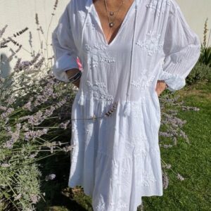 Robe courte brodée et doublée femme, robe pleine de charme, avec une matière incroyable. Disponible chez Malou&Co, vêtements en ligne pour femme.