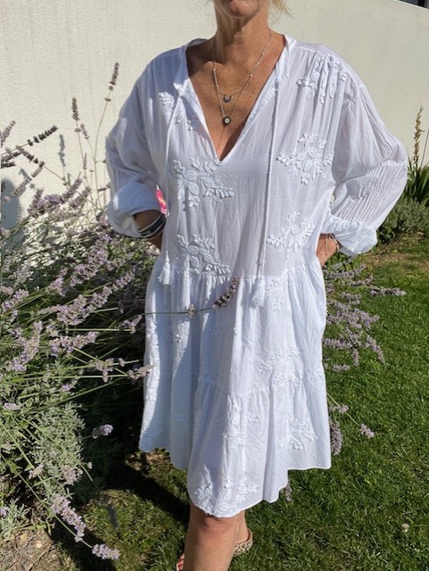 Robe courte brodée et doublée femme, robe pleine de charme, avec une matière incroyable. Disponible chez Malou&Co, vêtements en ligne pour femme.