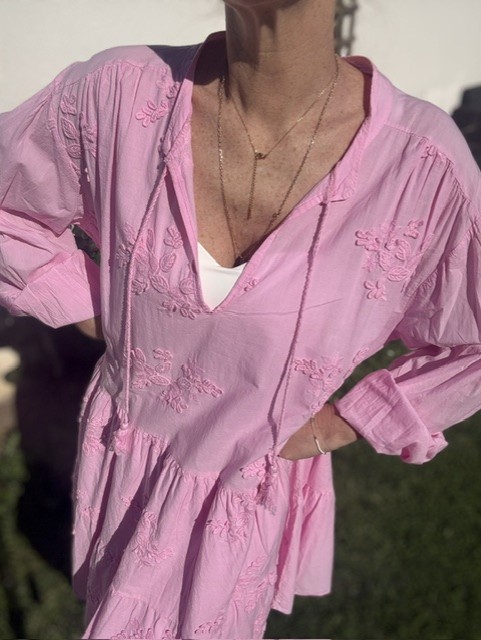 Robe courte brodée et doublée femme, robe pleine de charme, avec une matière incroyable. Disponible chez Malou&Co, vêtements en ligne pour femme.