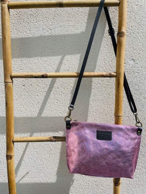 Sac pochette bandoulière et de travers Argent. Disponible chez Malou&Co, accessoires pour femme en ligne.
