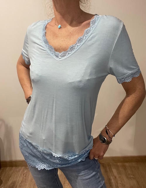 T-shirt dentelle femme, col V, manches courtes, bas en dentelle. Idéal à porter seul, ou pour vos superpositions. Taille unique. Disponible chez Malou&Co, vêtements pour femme en ligne.