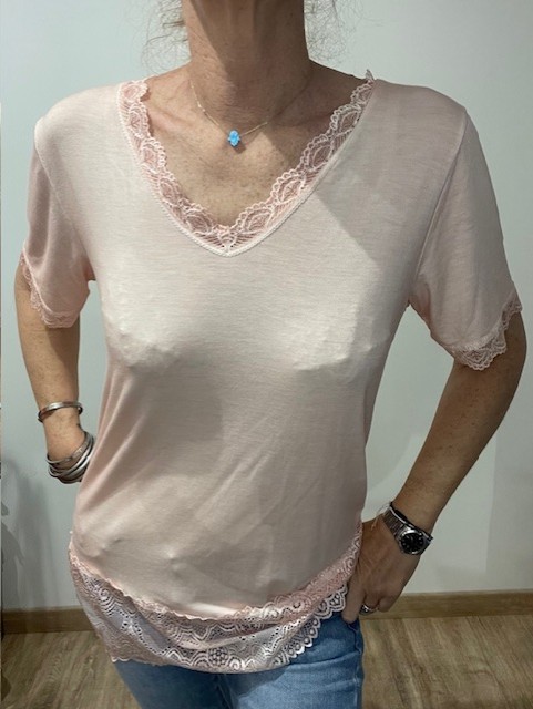 T-shirt dentelle femme, col V, manches courtes, bas en dentelle. Idéal à porter seul, ou pour vos superpositions. Taille unique. Disponible chez Malou&Co, vêtements pour femme en ligne.
