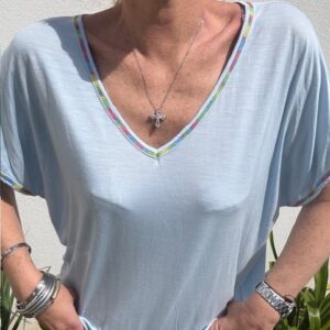 T-shirt en Lyocell, manches et col multicolores ce qui lui permet de s'adapter à vos différents bas. Disponible chez Malou&Co, vêtement pour femme à La Rochelle.