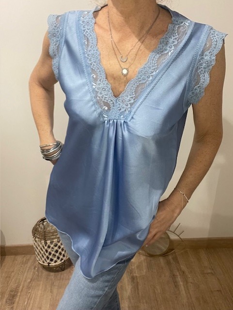 Top satiné dentelle femme, hyper tendance, à porter seul ou à glisser sous vos chemises. Convient du 36 au 44. Disponible chez Malou&Co, vêtements pour femme en ligne