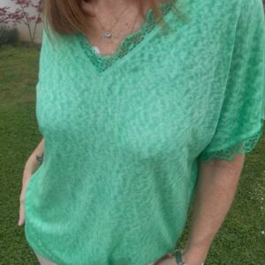 Top vert femme avec dentelle, matière fluide, effet lin. Disponible chez Malou&Co vêtements femme en ligne.