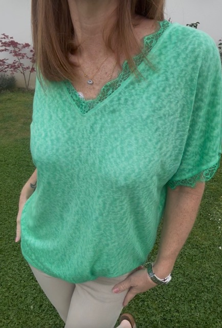 Top vert femme avec dentelle, matière fluide, effet lin. Disponible chez Malou&Co vêtements femme en ligne.