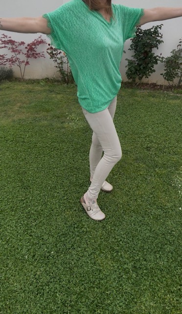 Top vert femme avec dentelle, matière fluide, effet lin. Disponible chez Malou&Co vêtements femme en ligne.