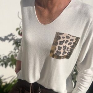 Pull poche léopard, manches longues, col v, matière très douce et chaude. Convient du 36 au 44. Disponible chez Malou&Co vêtements pour femme à La Rochelle.