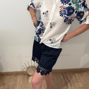 Short femme brodé sur le bas, taille élastique. Disponible chez Malou&Co, vêtements pour femme à La Rochelle.