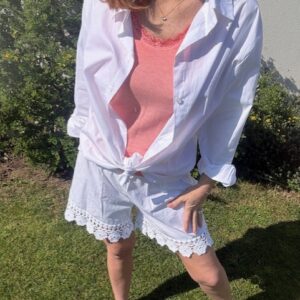 Short femme brodé sur le bas, taille élastique. Disponible chez Malou&Co, vêtements pour femme en ligne.