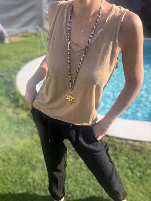 Pantalon en lin femme, le must-have de la saison. Disponible chez Malou&Co, vêtements pour femme en ligne.