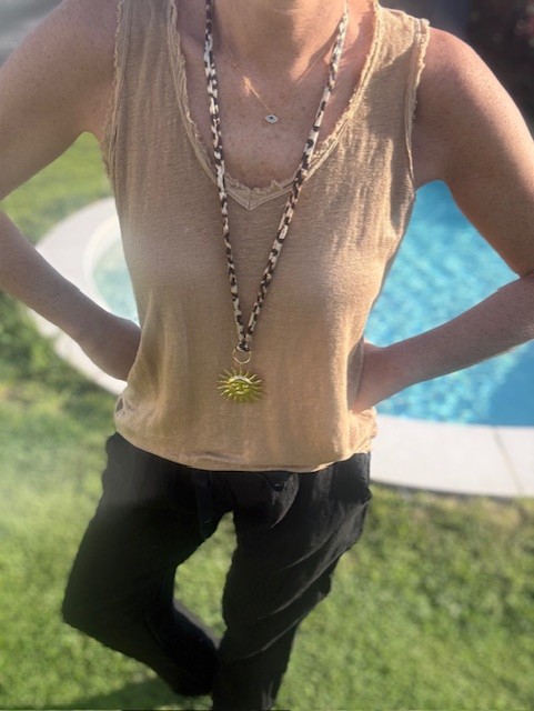 Pantalon en lin femme, le must-have de la saison. Disponible chez Malou&Co, vêtements pour femme en ligne.