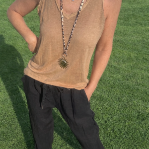 Pantalon en lin femme, le must-have de la saison. Disponible chez Malou&Co, vêtements pour femme en ligne.