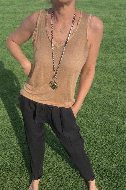 Pantalon en lin femme, le must-have de la saison. Disponible chez Malou&Co, vêtements pour femme en ligne.