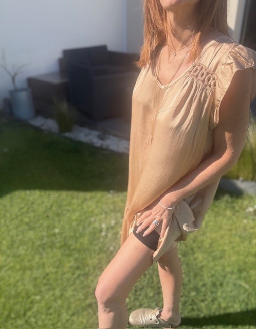 Robe femme Malia en Viscose et Soie, D'une légèreté et d'une douceur inégalable. Disponible chez Malou&Co, vêtements pour femme en ligne.