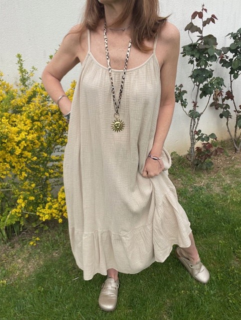 Robe gaze de coton femme, fines bretelles, poches latérales, idéale pour votre été. Disponible chez Malou&Co, vêtements pour femme en ligne.