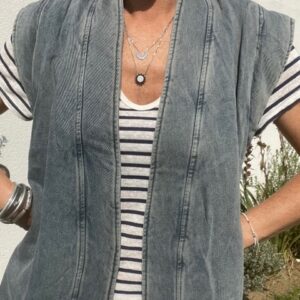 Veste sans manches femme, à porter en hiver comme en été, lien d'attache. Disponible chez Malou&Co, vêtements pour femme à La Rochelle.