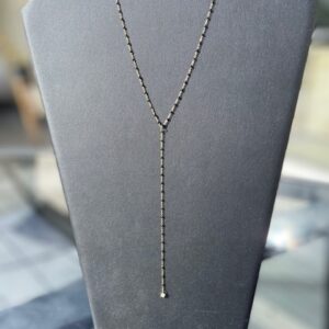 Pour que ce soit pour une occasion spéciale ou pour rehausser une tenue quotidienne, ce collier en forme Y perles et strass saura se faire remarquer par sa finesse et son raffinement.