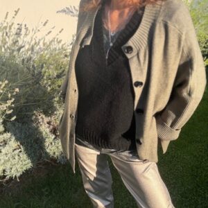 Ce gilet 2 en 1 vous plaira grâce à sa polyvalence. pull ou gilet il est d'une praticité inégalable. Une vraie pièce unique et original. du 38 au 44, disponible chez Malou&Co vêtement pour femme à La Rochelle.