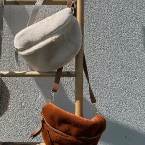 Sac banane, bandoulière interchangeable, effet fourrure, contient du cuir. accessoires pour femme à la Rochelle Malou&co.