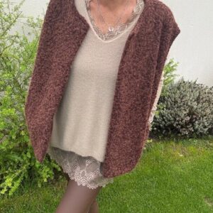 Le leggings simili cuir molletonné avec son mélange de confort et de style est la pièce parfaite pour un look automne-hiver, à la fois pratique et sophistiqué. Vêtement pour femme Malou&Co à la Rochelle.