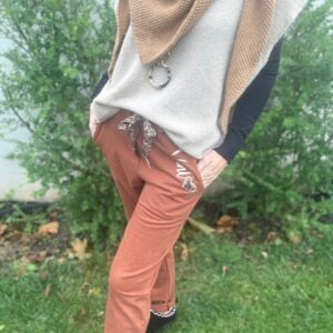 Pantalon Vintage décontracté, disponible chez Malou&Co, vêtements pour femme à La Rochelle.