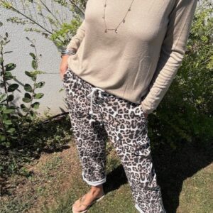 Pantalon imprimé léopard, élastiqué à la taille, lien de serrage, 2 poches latérales. Taille unique. Pantalon pour femme chez Malou&Co à la Rochelle.