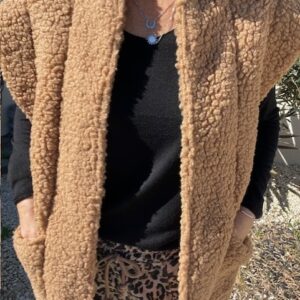Polyvalence et confort avec cette veste sans manches teddy. du 36 au 42. Vêtement pour femme disponible chez Malou&Co à la Rochelle.