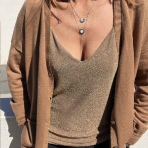 Un look tendance et original de par son motif au dos et sa touche de brillance. Deux poches pour plus de praticité. Une matière agréable et une qualité supérieure. Convient du 36 au 42, Vêtement pour femme chez Malou&Co la Rochelle