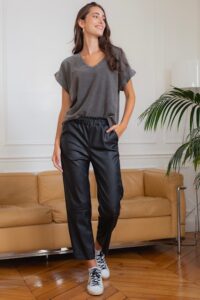 Pantalon simili cuir noir april vintage, confortable taille L/XL. Pantalon pour femme chez Malou&Co à la Rochelle.