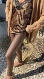 Le leggings simili cuir molletonné avec son mélange de confort et de style est la pièce parfaite pour un look automne-hiver, à la fois pratique et sophistiqué. Vêtement pour femme Malou&Co à la Rochelle.