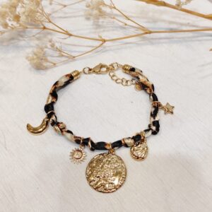 Affichez vous avec originalité avec ce bracelet léopard avec ses jolies breloques dorées, il illuminera vos tenues et votre style. disponible dans les accessoires chez Malo&Co mode femme à La Rochelle.