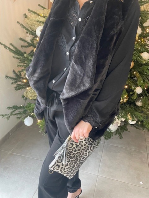 La chemise Elsa noire, avec ses broderies délicates et classes sur le devant et les manches, elle offre une coupe droite élégante, parfaite pour sublimer tous vos looks. Disponible en S/M/L chez Malou&Co vêtements pour femmes à La Rochelle.