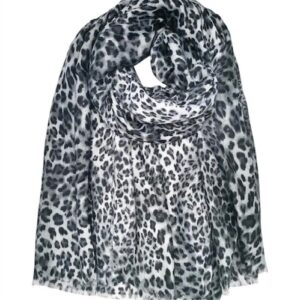 l'écharpe imprimée léopard apporte instantanément du style et du caractère à vos tenues. Son motif audacieux et intemporel en fait l'accessoire parfait pour rehausser n'importe quel look, tout en vous enveloppant de confort. Accessoires disponible chez Malou&Co mode femme à La Rochelle.
