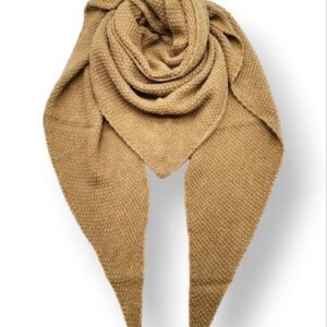 Enveloppez vous de douceur avec nos écharpes de fabrication Italienne, alliant élégance et confort. Chaque pièce est soigneusement tissée pour vous offrir une sensation luxueuse et un style intemporel. Taille unique, accessoire disponible chez Malou&Co mode femme à La Rochelle.