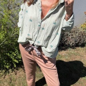 Pantalon Ceinture Léopard, Disponible chez Malou&Co vêtements pour femme à La Rochelle.
