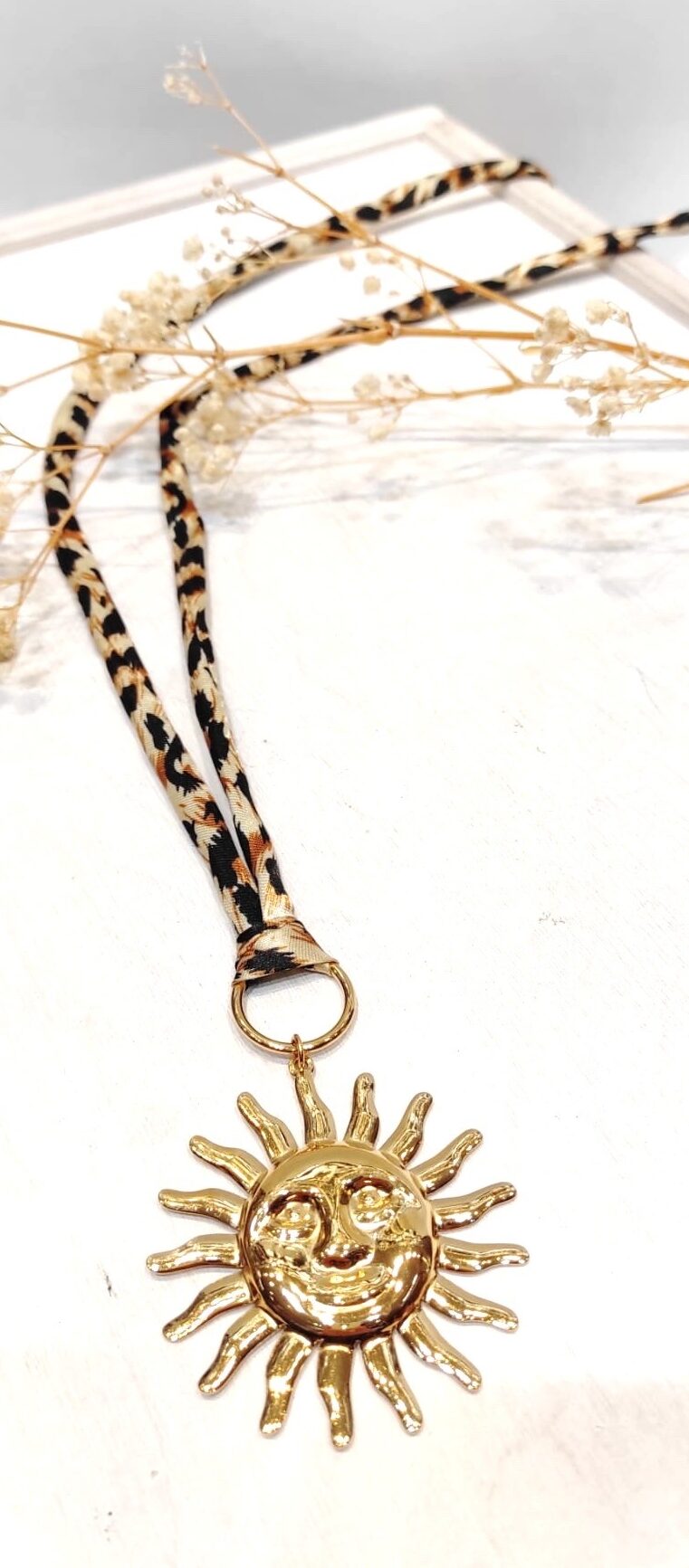 Sautoir léopard soleil doré, vous pourrez l'assortir à vos différentes tenues. Disponible dans les accessoires chez Malou&Co mode pour femme à La Rochelle.