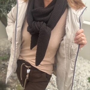 Veste courte imperméable fourrée , parfaite pour affronter les jours de pluie tout en restant bien au chaud. C'est une veste à la fois pratique et confortable. Disponible chez Malou&Co vêtements pour femme à La Rochelle.