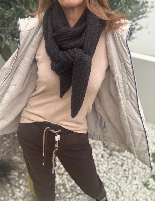 Veste courte imperméable fourrée , parfaite pour affronter les jours de pluie tout en restant bien au chaud. C'est une veste à la fois pratique et confortable. Disponible chez Malou&Co vêtements pour femme à La Rochelle.