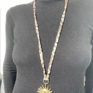 Sautoir léopard soleil doré, vous pourrez l'assortir à vos différentes tenues. Disponible dans les accessoires chez Malou&Co mode pour femme à La Rochelle.