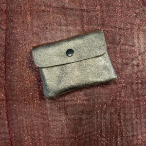 Porte-monnaie en cuir irisé, uni ou léopard, chic et compact, parfait à glisser dans tous vos sacs. Accessoires disponibles chez Malou&Co, mode pour femme à La Rochelle