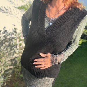 Pull col V sans manches, idéal à superposer. Disponible en plusieurs coloris chez Malou&Co vêtements pour femme à La Rochelle.